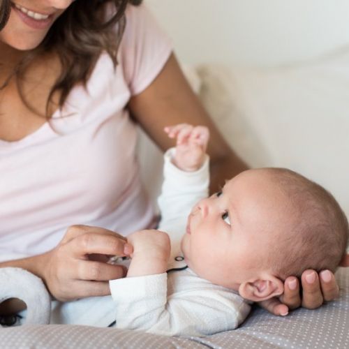 Come dormire bene e allattare il bebè con il cuscino per l'allattamento?