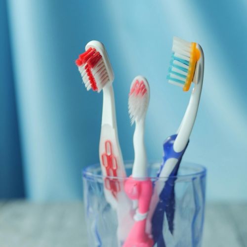 Igiene dentale: 5 consigli per pulire lo spazzolino da denti