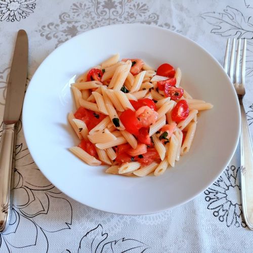 L'insalata di pasta con pomodoro e mozzarella: una ricetta molto facile