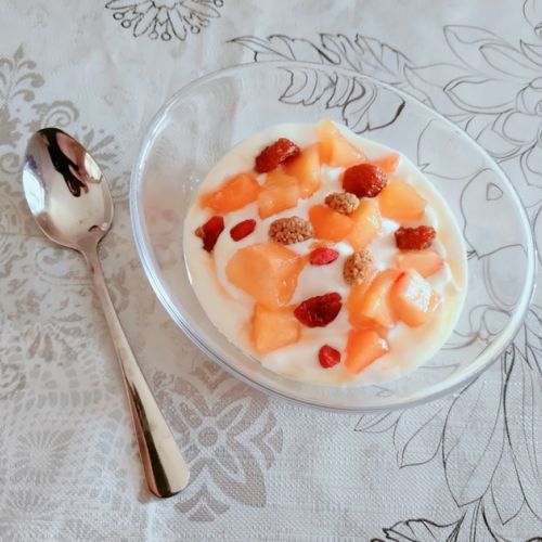 Le verrine di yogurt greco con frutta estiva: una ricetta facile