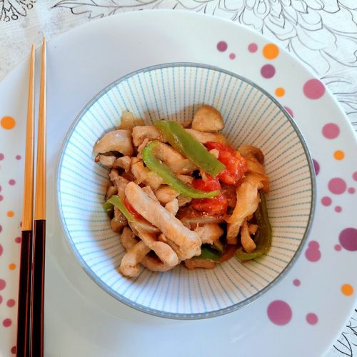 Straccetti di maiale con verdure: una ricetta d'ispirazione asiatica.